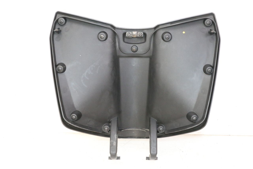 photo de SUPORTE DA CAIXA DE LUVA APRILIA SXR 50 (2021 - 2023) - Detalhe da peça