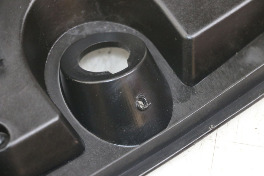 photo de SUPORTE DA CAIXA DE LUVA YAMAHA XMAX X-MAX 125 (2006 - 2009) - Outro ângulo de visão