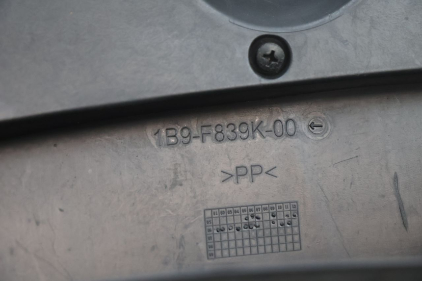 photo de SUPORTE DA CAIXA DE LUVA YAMAHA XMAX X-MAX 125 (2006 - 2009) - Estado da superfície