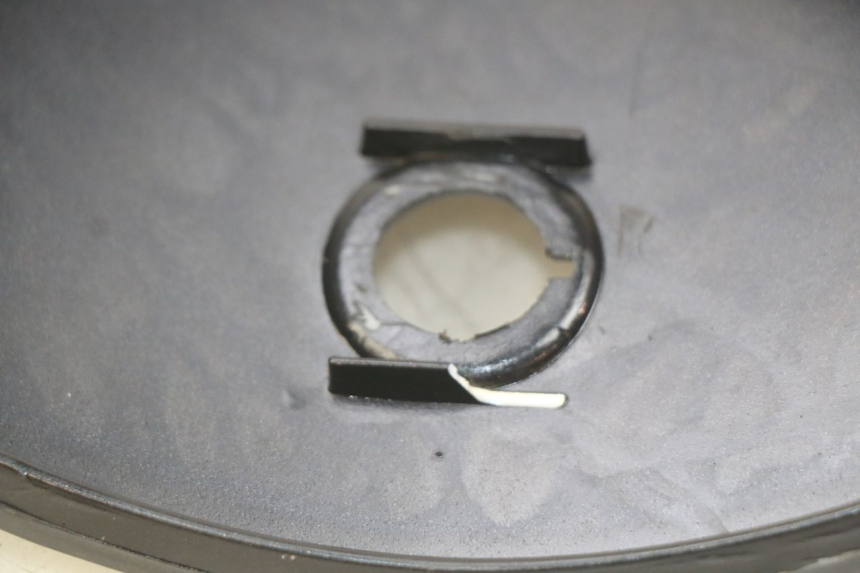 photo de SUPORTE DA CAIXA DE LUVAS YIYING YY125T 125 (2006 - 2014) - Zoom do estado de desgaste