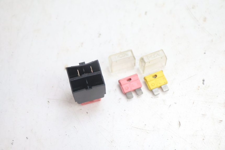 photo de SUPORTE DE FUSÍVEL YAMAHA YP MAJESTY 125 (2002 - 2006) - Outro ângulo de visão