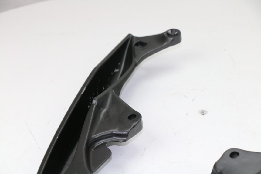 photo de SUPORTE DE BAGAGEM HONDA PCX (JF28) 125 (2009 - 2011) - Pontos de fixação