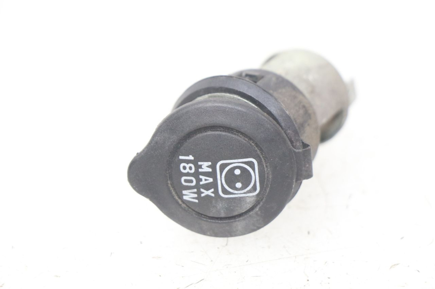 photo de TOMADA DO ACENDEDOR DE CIGARROS APRILIA ATLANTIC 125 (2003 - 2009) - Detalhe da peça