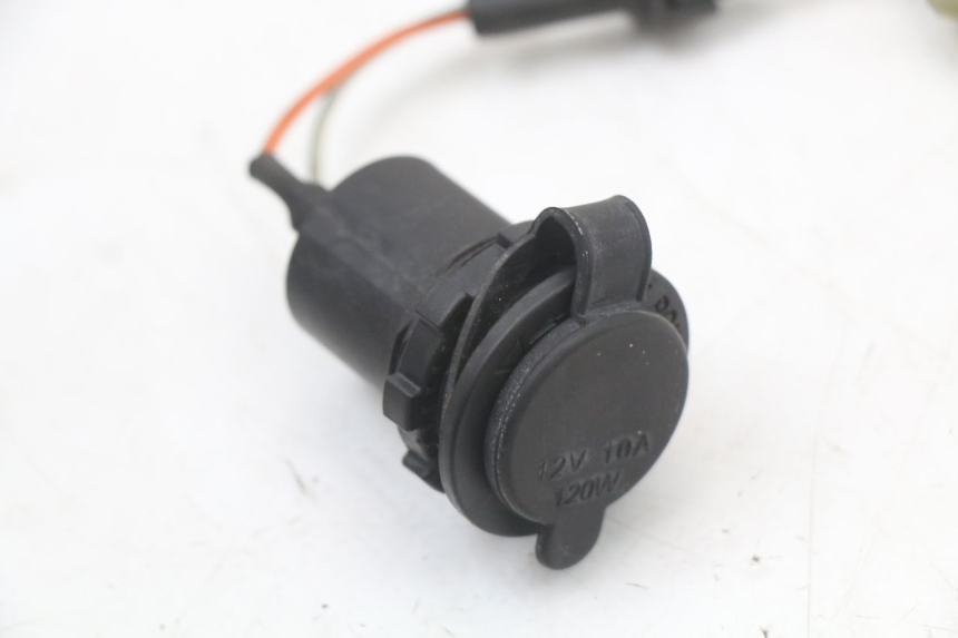 photo de TOMADA DO ACENDEDOR DE CIGARROS KYMCO DINK STREET 125 (2009 - 2014) - Zoom do estado de desgaste