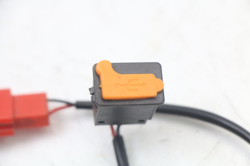 photo de TOMADA DO ACENDEDOR DE CIGARROS WAYSCRAL E-START 1 (2018 - 2022) - Detalhe da peça