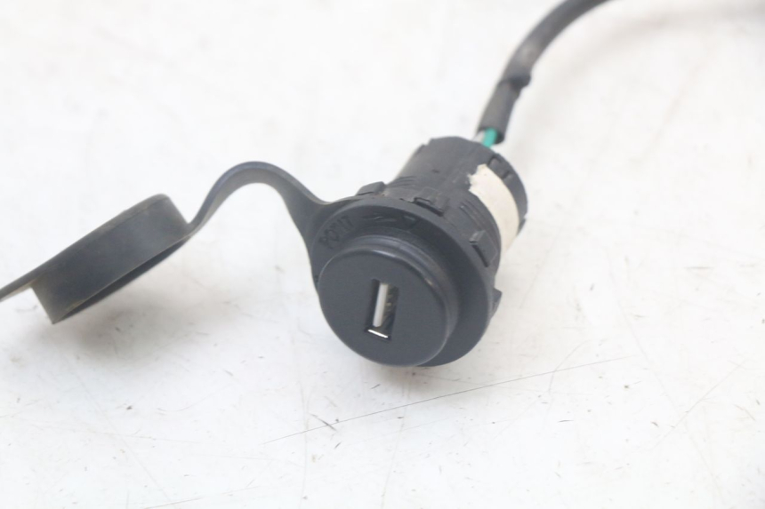 photo de TOMADA DO ACENDEDOR DE CIGARROS SYM FIDDLE 3 III 125 (2014 - 2020) - Zoom do estado de desgaste