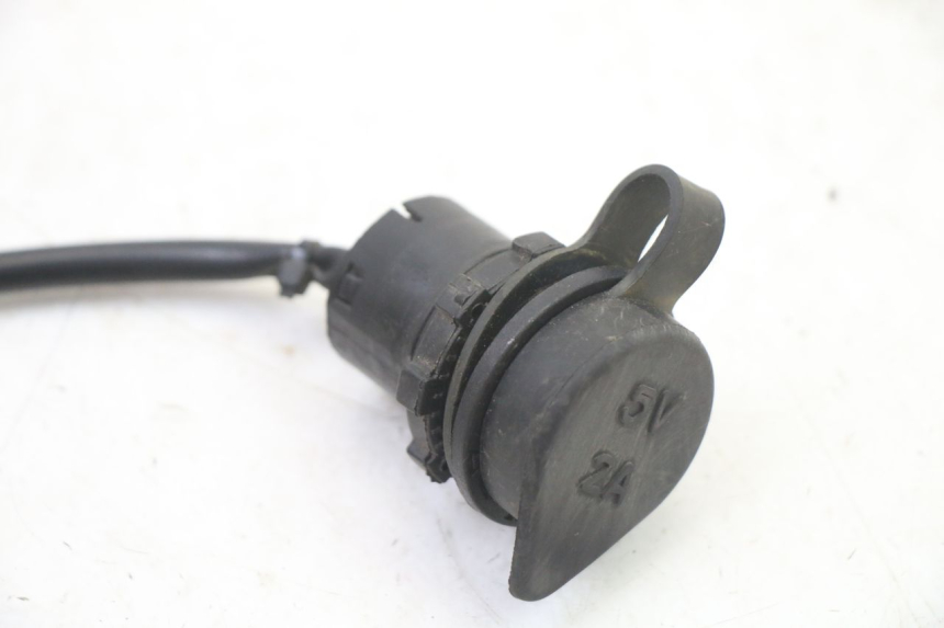 photo de TOMADA DO ACENDEDOR DE CIGARROS SYM FIDDLE 3 III 125 (2014 - 2020) - Detalhe da peça