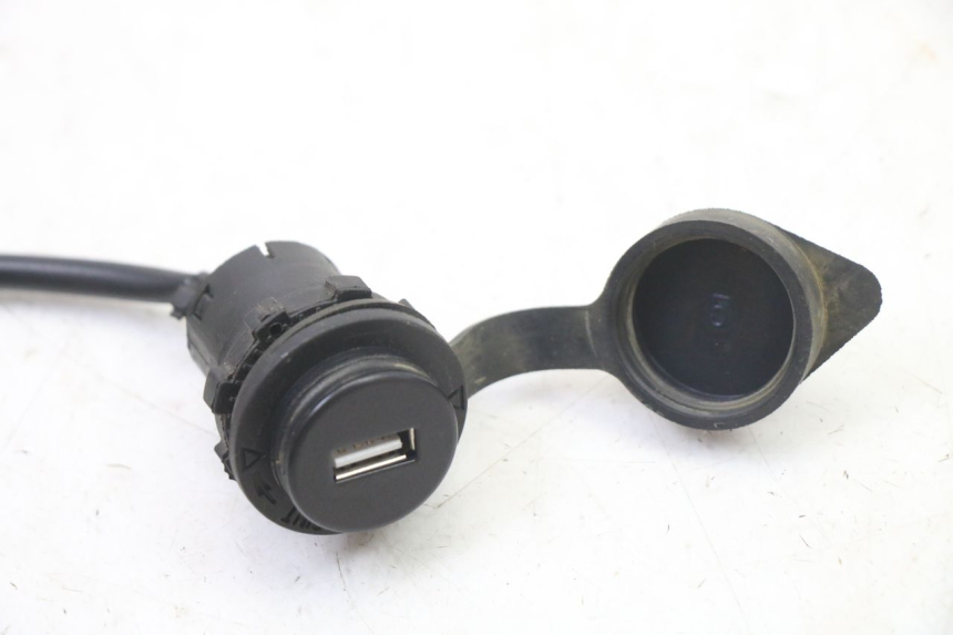 photo de TOMADA DO ACENDEDOR DE CIGARROS SYM FIDDLE 3 III 125 (2014 - 2020) - Zoom do estado de desgaste