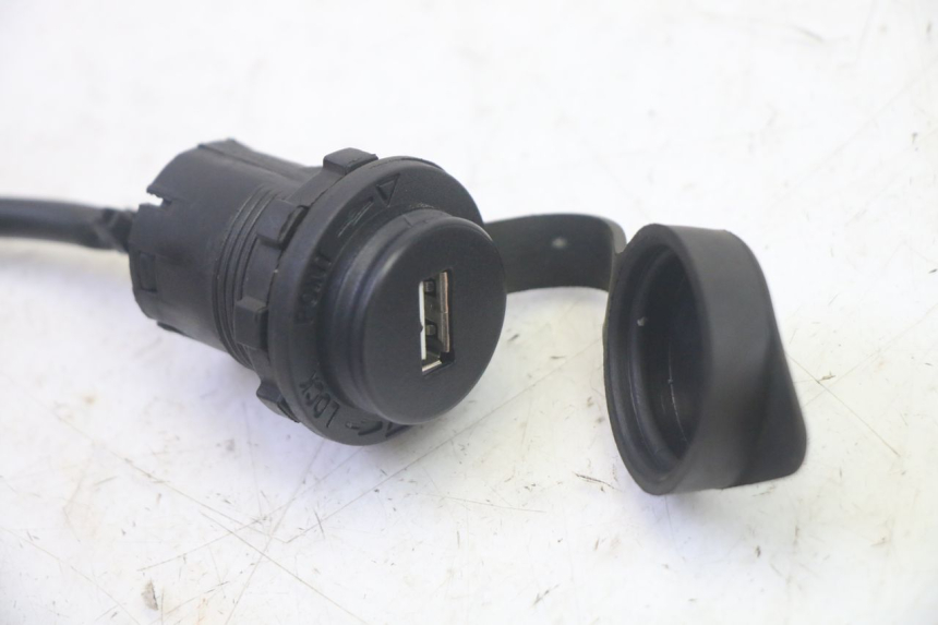 photo de TOMADA DO ACENDEDOR DE CIGARROS SYM FIDDLE 3 III 125 (2014 - 2020) - Detalhe da peça