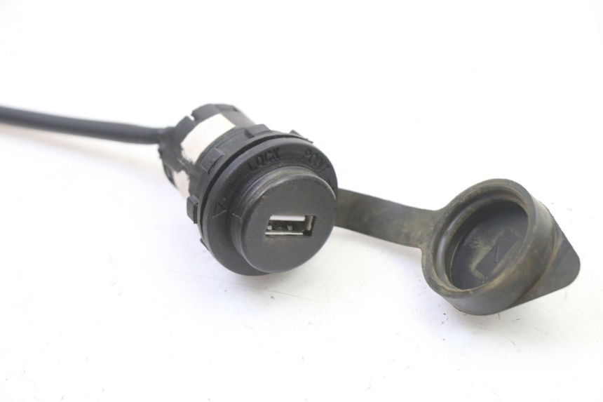 photo de TOMADA DO ACENDEDOR DE CIGARROS SYM FIDDLE 3 III 50 (2014 - 2020) - Detalhe da peça