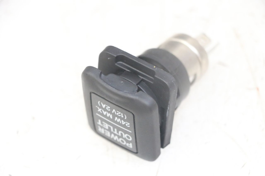 photo de TOMADA DO ACENDEDOR DE CIGARROS HONDA FORZA ABS 300 (2013 - 2017) - Detalhe da peça