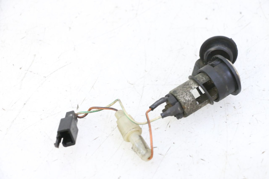 photo de TOMADA DO ACENDEDOR DE CIGARROS KYMCO GRAND DINK 125 (2002 - 2007) - Zoom do estado de desgaste