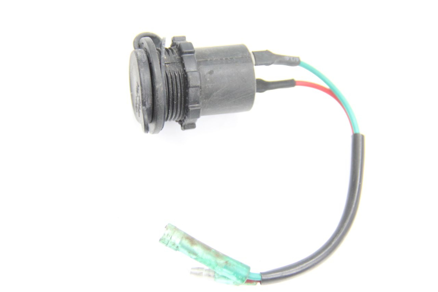 photo de TOMADA DO ACENDEDOR DE CIGARROS SYM GTS EFI ABS 125 (2012 - 2016) - Outro ângulo de visão