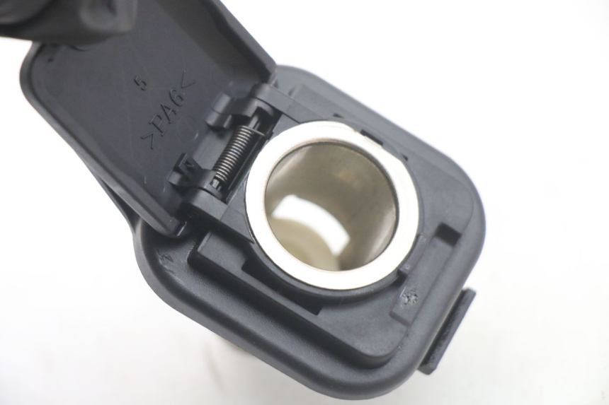 photo de TOMADA DO ACENDEDOR DE CIGARROS HONDA SH i 300 (2015 - 2020) - Zoom do estado de desgaste