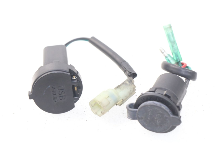 photo de TOMADA DO ACENDEDOR DE CIGARROS SYM JOYMAX 250 (2013 - 2017) - Vista principal