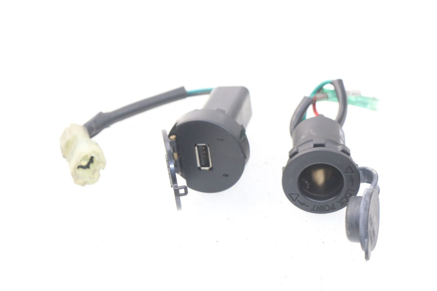 photo de TOMADA DO ACENDEDOR DE CIGARROS SYM JOYMAX 250 (2013 - 2017) - Zoom do estado de desgaste