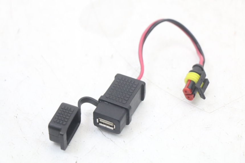 photo de TOMADA DO ACENDEDOR DE CIGARROS PIAGGIO MP3 HPE 350 (2018 - 2020) - Detalhe da peça