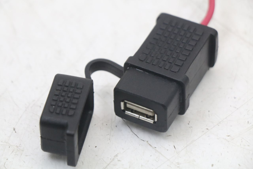 photo de TOMADA DO ACENDEDOR DE CIGARROS PIAGGIO MP3 HPE 350 (2018 - 2020) - Zoom do estado de desgaste
