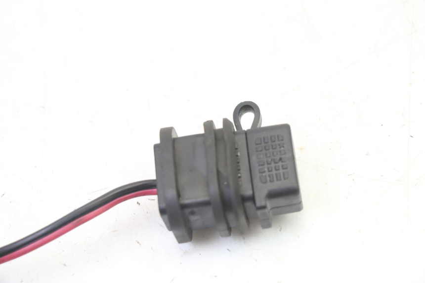 photo de TOMADA DO ACENDEDOR DE CIGARROS PIAGGIO MP3 HPE 310 (2024 - 2025) - Detalhe da peça