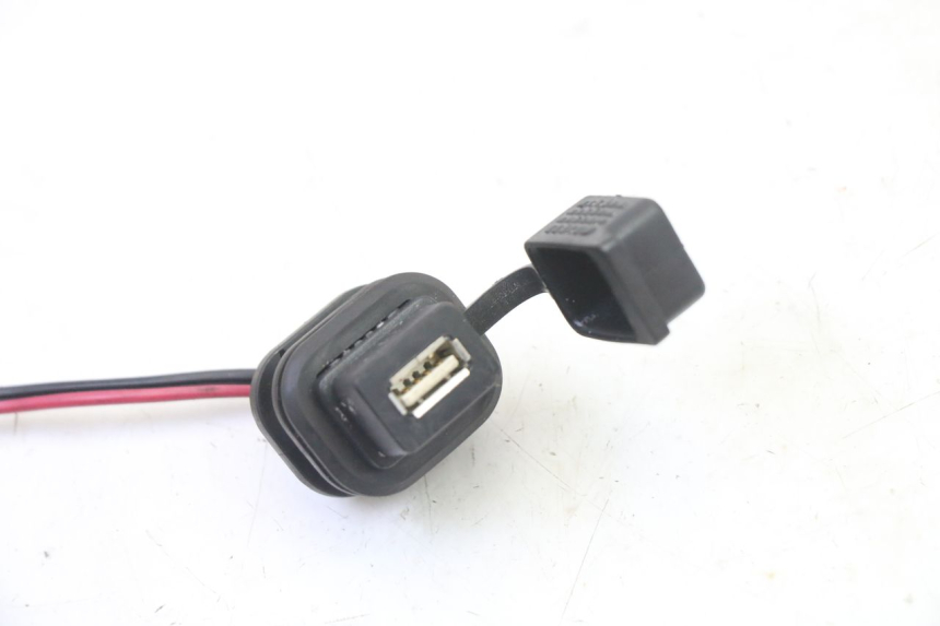 photo de TOMADA DO ACENDEDOR DE CIGARROS PIAGGIO MP3 HPE 310 (2024 - 2025) - Zoom do estado de desgaste