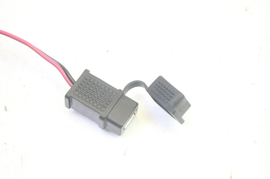 photo de TOMADA DO ACENDEDOR DE CIGARROS PIAGGIO MP3 HPE 350 (2018 - 2020) - Detalhe da peça