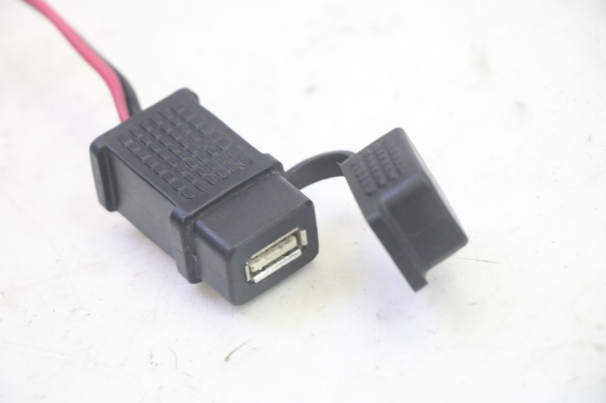 photo de TOMADA DO ACENDEDOR DE CIGARROS PIAGGIO MP3 HPE 350 (2018 - 2020) - Zoom do estado de desgaste