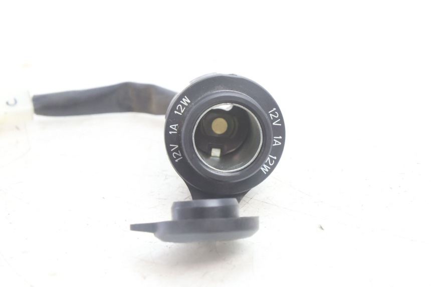 photo de TOMADA DO ACENDEDOR DE CIGARROS YAMAHA N-MAX NMAX 125 (2021 - 2024) - Zoom do estado de desgaste