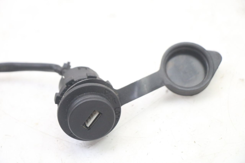 photo de TOMADA DO ACENDEDOR DE CIGARROS SYM ORBIT III 3 4T 50 (2021 - 2025) - Detalhe da peça