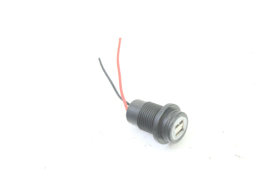 photo de TOMADA DO ACENDEDOR DE CIGARROS HONDA ST PAN EUROPEAN 1300 (2002 - 2013) - Detalhe da peça