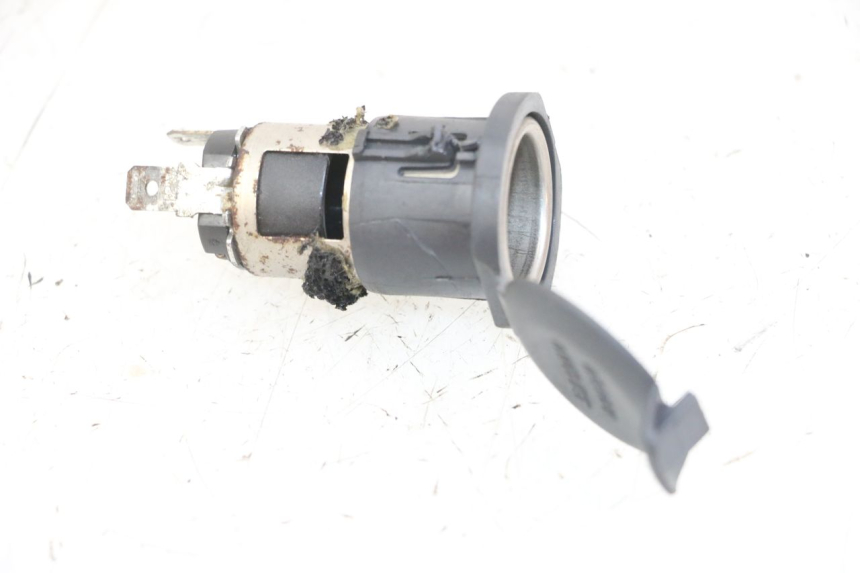 photo de TOMADA DO ACENDEDOR DE CIGARROS SUZUKI BURGMAN 125 (2018 - 2021) - Zoom do estado de desgaste