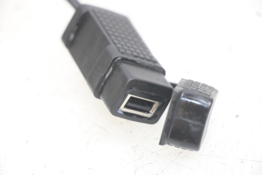 photo de TOMADA DO ACENDEDOR DE CIGARROS APRILIA SXR 50 (2021 - 2023) - Zoom do estado de desgaste