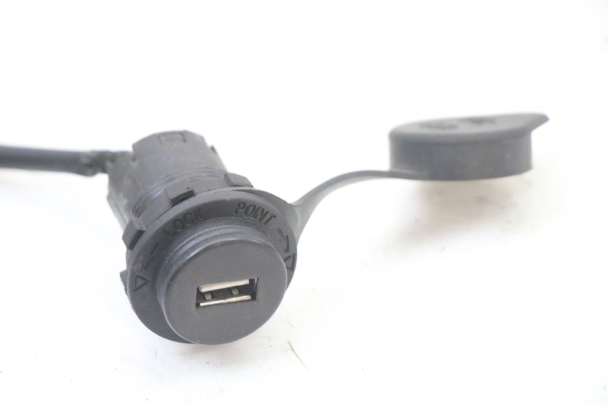 photo de TOMADA DO ACENDEDOR DE CIGARROS SYM FIDDLE 3 III 125 (2014 - 2020) - Detalhe da peça