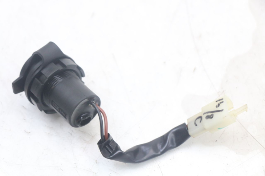 photo de TOMADA DO ACENDEDOR DE CIGARROS YAMAHA XMAX X-MAX ABS 125 (2017 - 2020) - Zoom do estado de desgaste