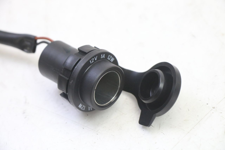 photo de TOMADA DO ACENDEDOR DE CIGARROS YAMAHA XMAX X-MAX 125 (2021 - 2025) - Detalhe da peça