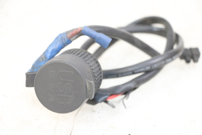 photo de TOMADA DO ISQUEIRO PIAGGIO XEVO - X EVO 125 (2007 - 2017) - Detalhe da peça