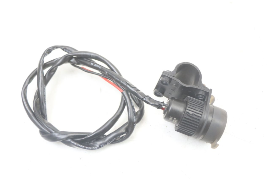 photo de TOMADA DO ACENDEDOR DE CIGARROS YAMAHA FZ1 FAZER 1000 (2007 - 2009) - Detalhe da peça