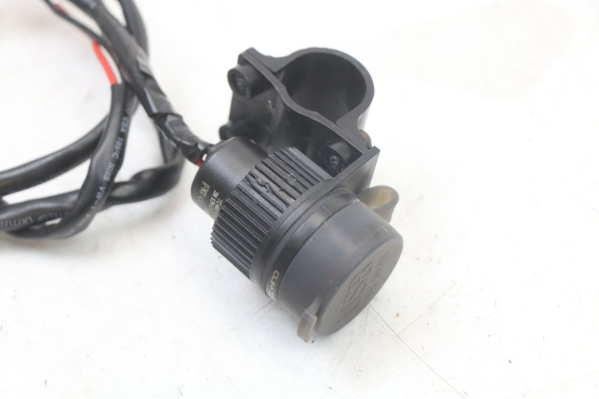 photo de TOMADA DO ACENDEDOR DE CIGARROS YAMAHA FZ1 FAZER 1000 (2007 - 2009) - Zoom do estado de desgaste