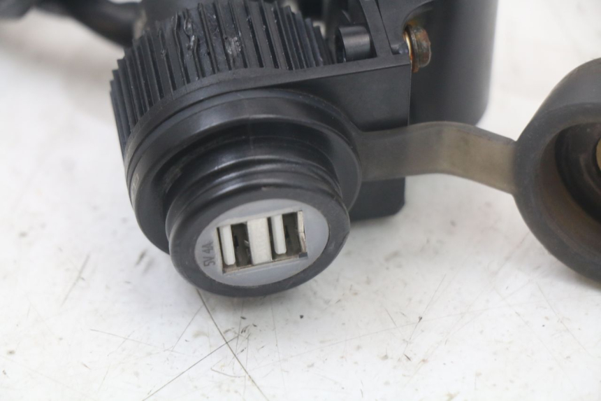 photo de TOMADA DO ACENDEDOR DE CIGARROS YAMAHA FZ1 FAZER 1000 (2007 - 2009) - Ampliação técnica