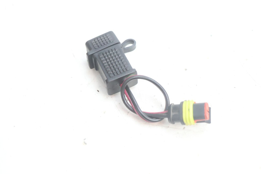 photo de TOMADA USB PIAGGIO NEW TYPHOON 50 (2018 - 2021) - Zoom do estado de desgaste