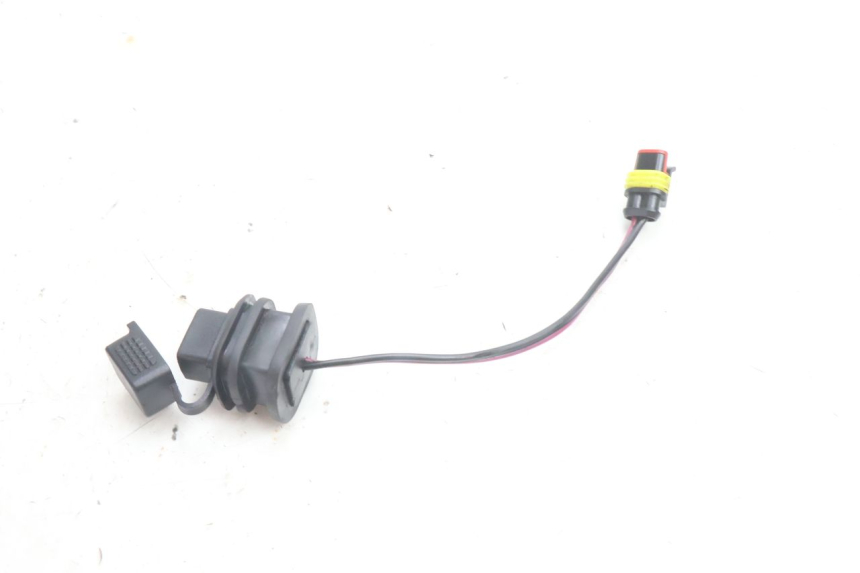 photo de TOMADA USB PIAGGIO NEW TYPHOON 50 (2018 - 2021) - Zoom do estado de desgaste