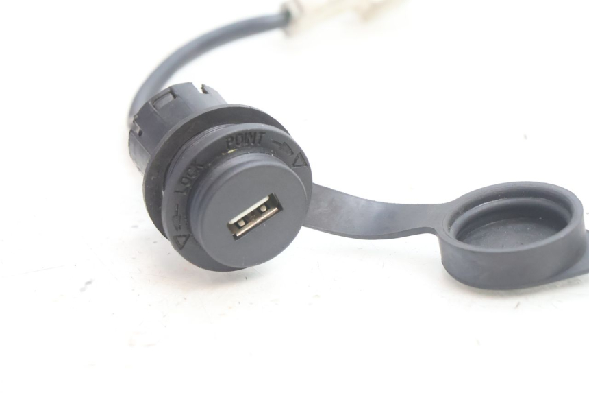 photo de TOMA USB SYM ORBIT III 3 4T 50 (2021 - 2025) - Zoom do estado de desgaste