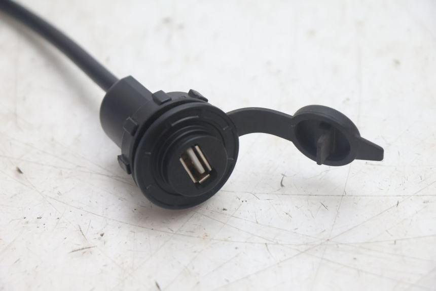 photo de TOMADA USB JM MOTORS R-MAX TECH 50 (2024 - 2026) - Detalhe da peça