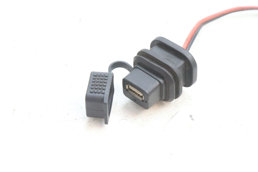 photo de TOMA USB PIAGGIO VESPA PRIMAVERA 2T 50 (2013 - 2018) - Detalhe da peça