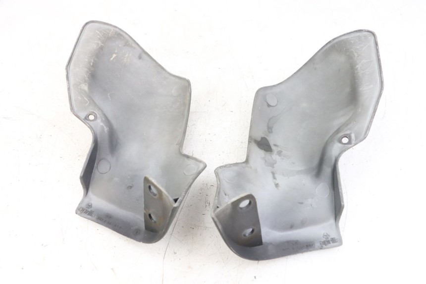 photo de PROTETOR DE MÃO APRILIA SCARABEO GT 125 (1999 - 2007) - Detalhe da peça