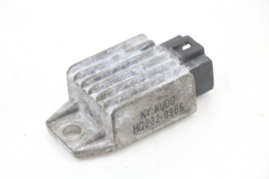 photo de REGULADOR DE CARGA KYMCO AGILITY PREMIUM 50 (2007 - 2010) - Outro ângulo de visão
