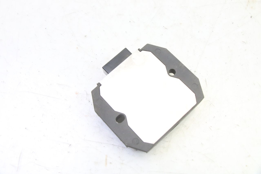 photo de REGULADOR DE CARGA YAMAHA FZ6 FAZER S2 600 (2007 - 2011) - Outro ângulo de visão