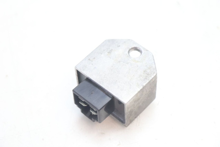 photo de REGULADOR DE CARGA PEUGEOT KISBEE 4T 50 (2010 - 2017) - Outro ângulo de visão