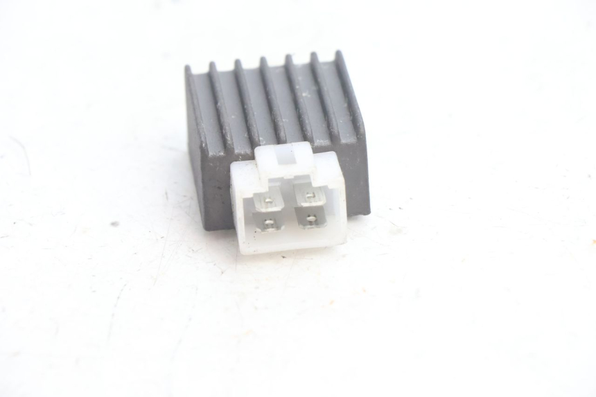 photo de REGULADOR DE CARGA PEUGEOT LUDIX BLASTER 50 (2006 - 2014) - Zoom do estado de desgaste