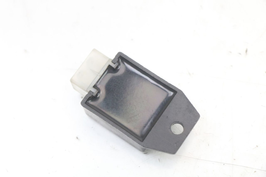 photo de REGULADOR DE CARGA PEUGEOT KISBEE 2T 50 (2010 - 2017) - Outro ângulo de visão