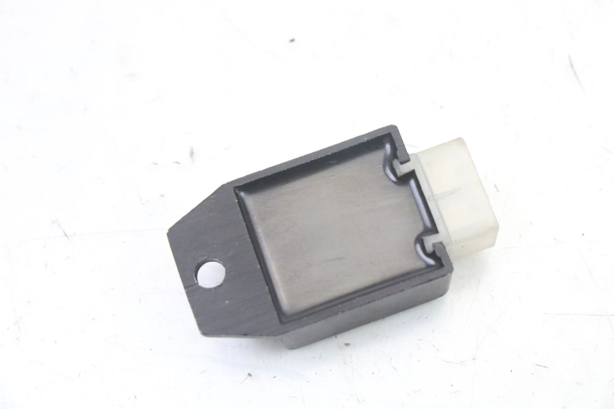 photo de REGULADOR DE CARGA PEUGEOT KISBEE 2T 50 (2010 - 2017) - Outro ângulo de visão